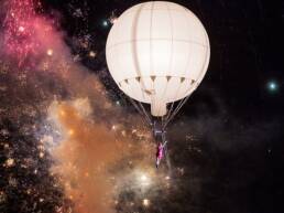 Heliový balon s akrobatkou
